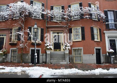 Ferienhäuser und Gusseisen Zäune entlang Louisburg Square in Beacon Hill, Boston, Massachusetts nach einem Schneesturm. Stockfoto