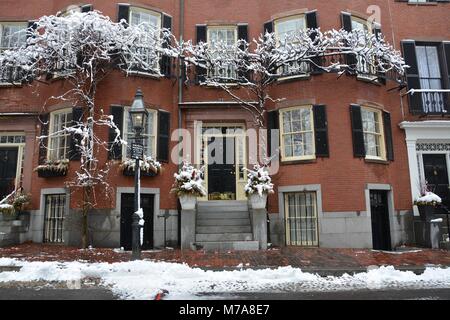 Ferienhäuser und Gusseisen Zäune entlang Louisburg Square in Beacon Hill, Boston, Massachusetts nach einem Schneesturm. Stockfoto