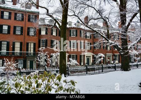 Ferienhäuser und Gusseisen Zäune entlang Louisburg Square in Beacon Hill, Boston, Massachusetts nach einem Schneesturm. Stockfoto