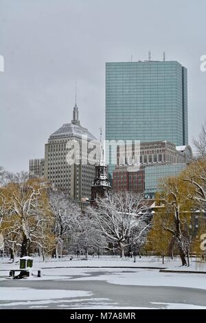 Die Back Bay hohe Wirbelsäule skyline von Boston Public Garden gesehen nach einem Nor'easter Winter Schneesturm. Massachusetts, Vereinigte Staaten von Amerika Stockfoto