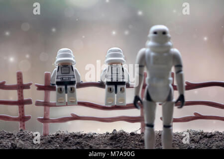 Lego Stormtrooper und Star Wars Stormtrooper Action Figur Vater und Söhne Szene. Stockfoto