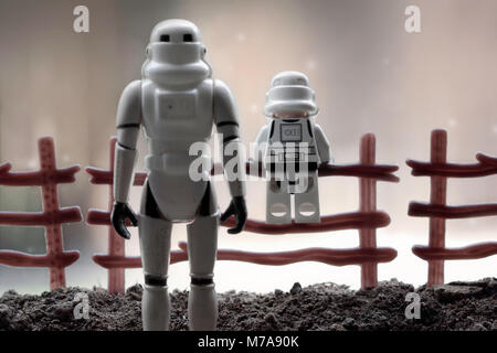 Lego Stormtrooper und Star Wars Stormtrooper Action Figur Vater und Sohn mit Aussicht Stockfoto
