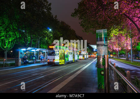 Melbourne, Australien - Arts Precinct Straßenbahn auf St. Kilda Road Stockfoto