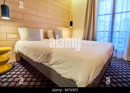 Gemütliches modernes Hotel Zimmer für einen guten Schlaf Stockfoto