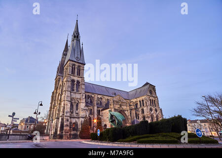 März 2018/Chalons en Champagne/Marne/Frankreich: Die Sonne über der Kathedrale Saint Etienne Stockfoto