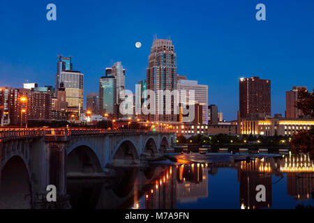Minneapolis, Minnesota, USA Skyline am frühen Morgen mit dem Vollmond Stockfoto