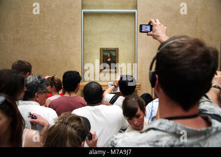 PARIS - 1 Juli: eine Masse von Besuchern machen Fotos von Leonardo da Vinci's "Mona Lisa" im Louvre Museum, 1. Juli 2009 in Paris, Frankreich. Das Gemälde ist Stockfoto