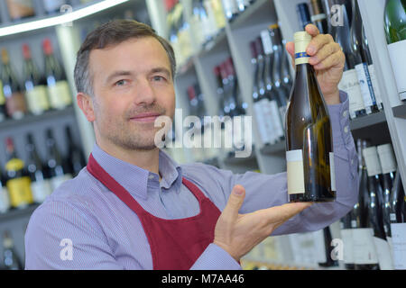 Zuversichtlich männlichen sommelier Prüfung Flasche Wein Stockfoto