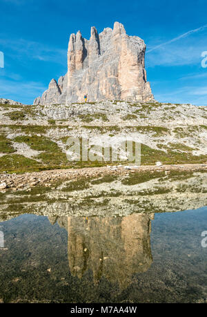 Cime Grande befindet sich im See spiegeln, Wanderweg rund um die Drei Zinnen von Lavaredo, Sextner Dolomiten, Südtirol Stockfoto