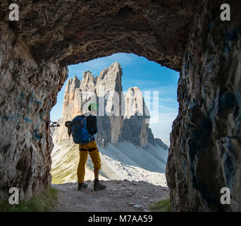 Wanderer am Klettersteig auf den Paternkofel, Ansicht von Krieg Tunnel,Gesichter der Drei Zinnen von Lavaredo, Sextner Dolomiten Stockfoto