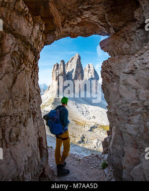 Wanderer am Klettersteig auf den Paternkofel, Ansicht von Krieg Tunnel,Gesichter der Drei Zinnen von Lavaredo, Sextner Dolomiten Stockfoto