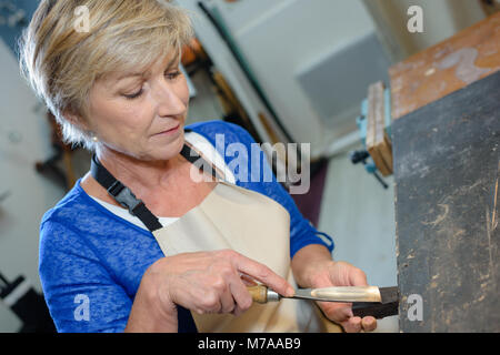 Frau in der Werkstatt Stockfoto