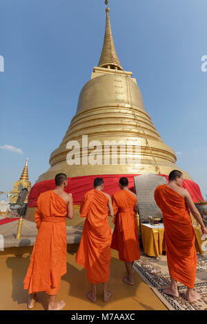 Buddhistische Mönche vor der Chedi auf Phu Khao Thong, goldenen Berg, Wat Sakret, Pom Präp Sattru Phai District, Bangkok Stockfoto