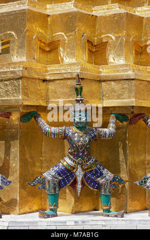 Yaksha Abbildung als caryatide, Wat Phra Kaeo, Ko Ratanakosin, Bangkok, Thailand Stockfoto