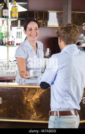 Mit Frau Kaffee im Cafe auf den Menschen Stockfoto