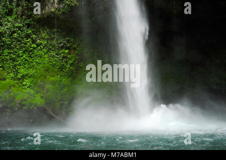 Der Wasserfall La Fortuna sticht als eine der spektakulärsten Wasserfälle in Costa Rica. Stockfoto