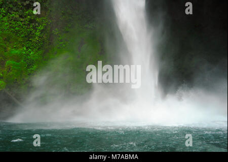 Der Wasserfall La Fortuna sticht als eine der spektakulärsten Wasserfälle in Costa Rica. Stockfoto