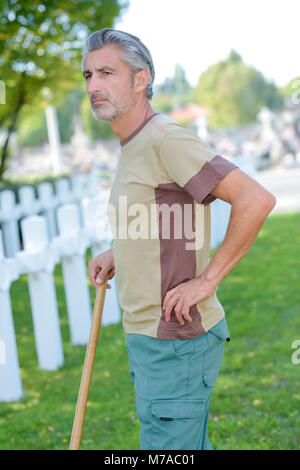 Hausmeister mit Blick über Armee Friedhof Stockfoto