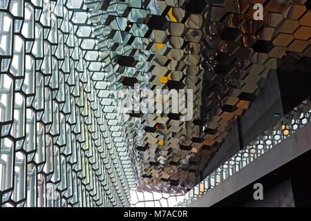 REYKJAVIK, Island - 2. Mai 2017: Majestic Glaswand und verspiegelter Decke der Harpa Konzertsaal Interieur. Stockfoto