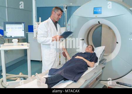 Gerne Patienten, die sich einer MRT-Untersuchung im Krankenhaus Stockfoto