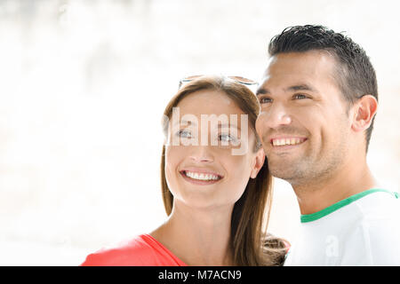 Glückliches Paar stand zusammen Stockfoto