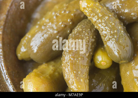 Gruppe der salzgurken auf Platte Stockfoto
