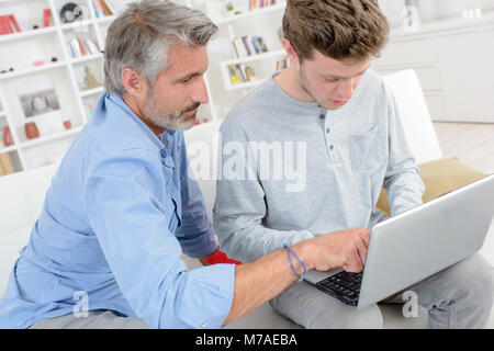 junger Mann mit laptop Stockfoto