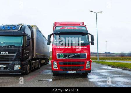 Prag, Tschechische Republik - 29. Dezember 2017: Die bunten Lkw ist in der Nähe der Tankstelle geparkt Stockfoto