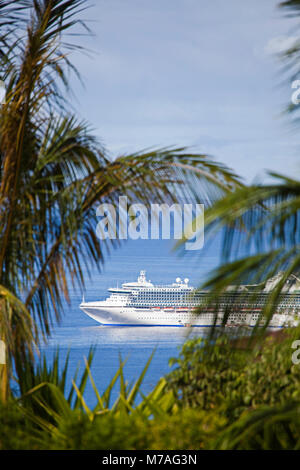 Ein Blick durch Palm Blätter von Norwegian Cruise Line, die Golden Princess, vor Lahaina, Maui, Hawaii verankern. Stockfoto