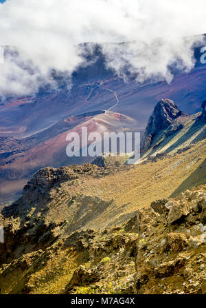 Die Aussicht von Kalahaku blicken auf über Haleakala Krater zu Ka Lu'u o ka O'o Kegel in Haleakala National Park, Maui's dormant Volcano, Hawaii. Schiebetür s Stockfoto