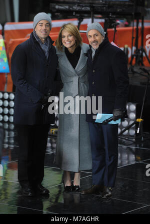 NEW YORK, NY - 17. März: Sänger Enrique Iglesias führt auf NBC's "Heute" in der NBC Today Show am Rockefeller Center am 17. März 2014 in New York, New York. Personen: Carson Daly Savanne Guthrie Matt Lauer Stockfoto