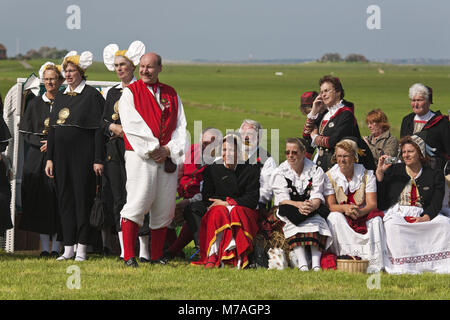 Großes Festival mit traditionellen Kostümen auf der Hanswarft, Hallig Hooge, Schleswig-Holstein, Norddeutschland, Deutschland, Stockfoto