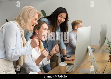 Multirassischen glücklich Geschäftsfrauen Sieg loo zusammen feiern. Stockfoto