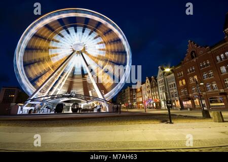 Danzig, Polen - 18 April 2017: Drehende Riesenrad in der Altstadt von Danzig bei Nacht entfernt, Polen Stockfoto