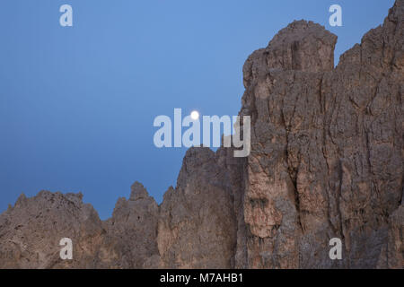 Mond über den Felsen der Cadini Gruppe, Sextner Dolomiten, Südtirol, Trentino, Norditalien, Italien, Stockfoto