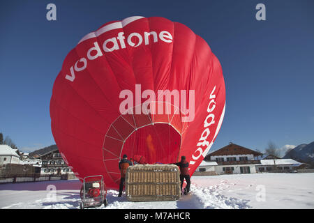 Bau eines Heißluftballons für eine Ballonfahrt im Voralpenland, Wallgau, Bayern, Deutschland, Stockfoto