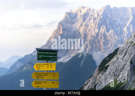 Österreich, Tirol, Mieminger Kette, Coburger Hütte, Blick von der Hütte Terrasse auf der Zugspitze im Hintergrund Stockfoto