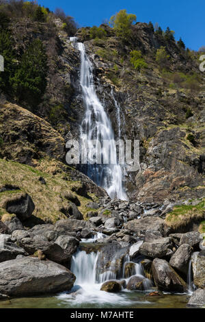 Der Wasserfall von Parschins in der Nähe des Dorfes Partschins in Südtirol Stockfoto