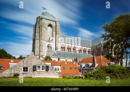 Der Grote Kerk (Große Kirche) von Veere auf Zeeland/Niederlande in einer Langzeitbelichtung, Tageslicht geschossen mit ziehenden Wolken Stockfoto