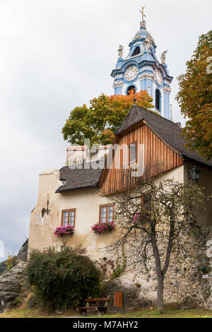 Wohnanlage und Kirche von Dürnstein in der Wachau an der Donau Stockfoto