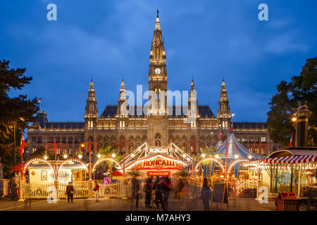 Das Rathaus in Wien während die blaue Stunden, im Vordergrund die Circus Roncalli auf dem Rathausplatz (quadratisch) Stockfoto