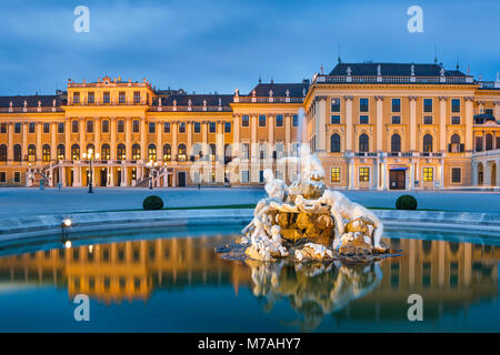 Blaue Stunde mit Spiegelbild im Brunnen auf dem Vorplatz des Schlosses Schönbrunn in Wien Stockfoto