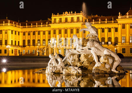 Nacht der Fotografie mit Spiegelbild im Brunnen auf dem Vorplatz des Schlosses Schönbrunn in Wien Stockfoto