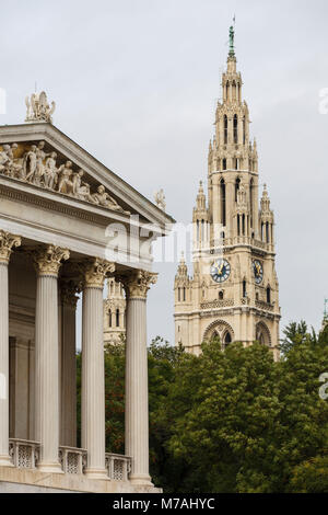 Säule Fassade des Österreichischen Parlaments Gebäude und im Hintergrund das Rathaus turm Stockfoto