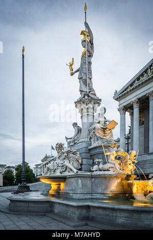 Blaue Stunde in Pallas Athene Brunnen vor dem österreichischen Parlament Gebäude in Wien Stockfoto
