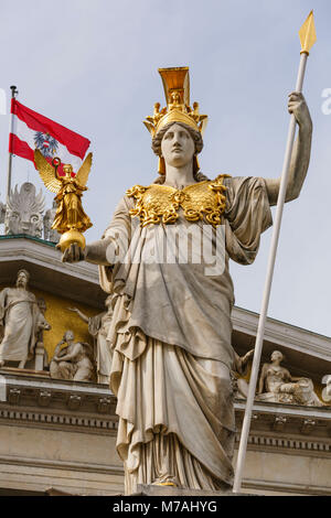 Pallas Athene Statue vor dem Parlament mit der österreichischen Flagge im Hintergrund Stockfoto