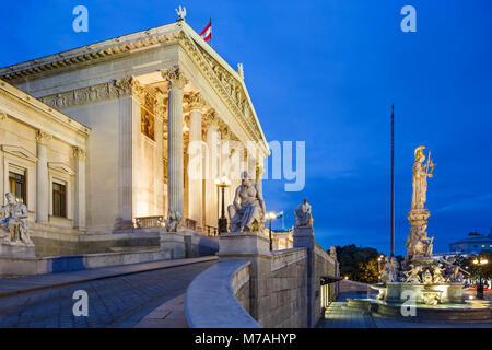 Blaue Stunde im österreichischen Parlament Gebäude mit Pallas Athene Brunnen in Wien Stockfoto