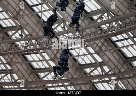 Demonstrative Leistung der Polizei Spezialeinheiten (Freilassung der Geiseln) an der Luzhniki Stadion am Tag der Moskauer Polizei, Russland Stockfoto