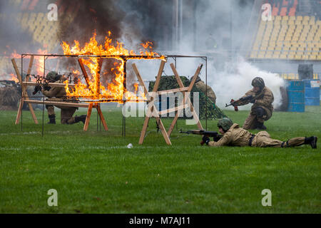 Eine demonstrative Leistung der polizeilichen Spezialeinheiten - "Beschlagnahme von Terroristen in Moskau Luzhniki Stadion während der Polizei Tag, Russland Stockfoto