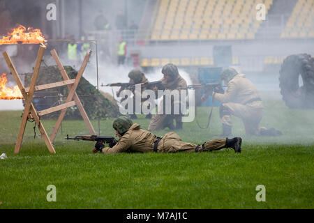 Eine demonstrative Leistung der polizeilichen Spezialeinheiten - "Beschlagnahme von Terroristen in Moskau Luzhniki Stadion während der Polizei Tag, Russland Stockfoto